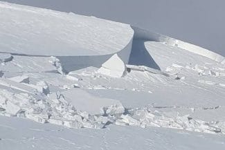 Știri de azi | Risc mare de avalanşă în Bucegi, Ciucaş şi Munţii Baiului. Salvamontiştii prahoveni avertizează turiştii să nu schieze în afara pistelor şi să facă drumeţii doar pe traseele turistice de la baza muntelui - Știri de azi | 
