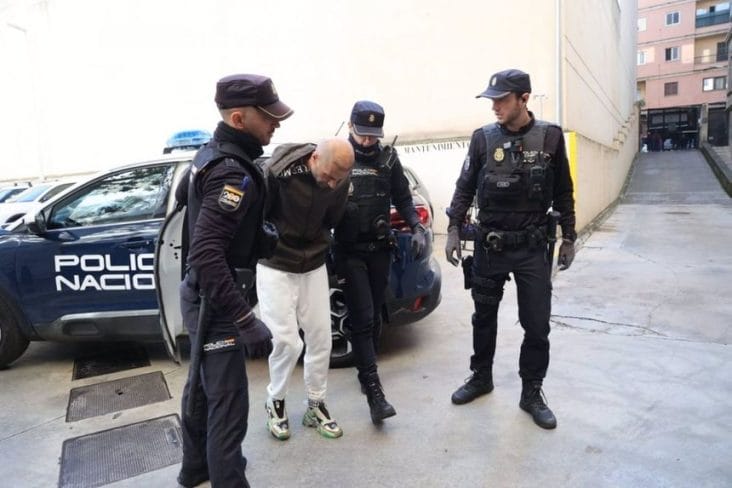 Știri de azi | Noi detalii în cazul românului acuzat că şi-a înjunghiat mortal partenera, pe o stradă Insulele Baleare, în prezenţa fetiţei lor. Presupusul asasin, dus la instanţă, care va decide dacă va fi arestat/ Pedro Sánchez, mesaj pentru familia victimei - Știri de azi | 