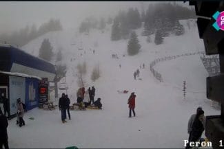 d020498b-b8dc-4944-a53c-a4e18ebb3348.jpg - Știri de azi Știri de azi | Sute de turişti petrec ultima zi a anului pe pârtie, la Sinaia / Administratorii domeniului schiabil transmit că staţiunea nu are pârtie pentru sănii - Știri de azi |