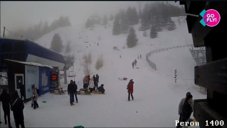 d020498b-b8dc-4944-a53c-a4e18ebb3348.jpg - Știri de azi Știri de azi | Sute de turişti petrec ultima zi a anului pe pârtie, la Sinaia / Administratorii domeniului schiabil transmit că staţiunea nu are pârtie pentru sănii - Știri de azi |