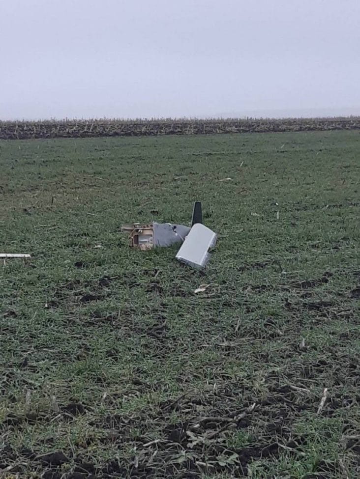Știri de azi | Rămăşiţe ale unei posibile drone au fost descoperite în Republica Moldova într-un raion din centrul ţării – FOTO - Știri de azi | 