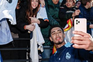 Știri de azi | Întâlnire emoţionantă a jucătorilor de la Real Madrid cu fanii. Camavinga i-a dat unui fan pantofii săi sport, Bellingham i-a dat tricoul său unui băieţel – VIDEO - Știri de azi | 
