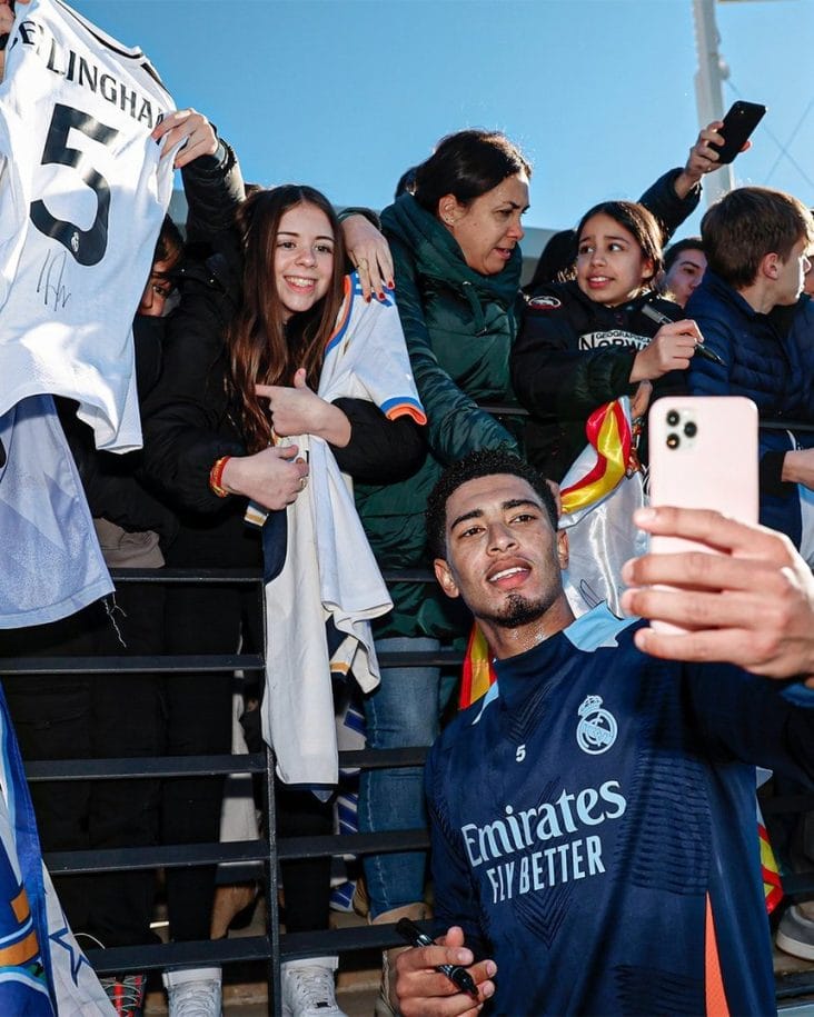 Știri de azi | Întâlnire emoţionantă a jucătorilor de la Real Madrid cu fanii. Camavinga i-a dat unui fan pantofii săi sport, Bellingham i-a dat tricoul său unui băieţel – VIDEO - Știri de azi | 