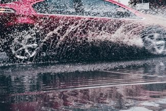 Știri de azi | Ce riscuri sunt dacă apa ajunge la motor pe timp de ploaie – Recomandările specialiștilor - Știri de azi | 