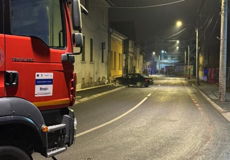 media-173386537131268100.jpg - Știri de azi Știri de azi | VIDEO Accident pe o strada din Sibiu: un autoturism a rupt conducta de gaz; mai multe persoane sunt evacuate din zonă - Știri de azi |