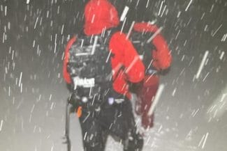 Știri de azi | Salvamont Vrancea a intervenit vineri noaptea pentru recuperarea unui adult şi a unui copil rămaşi înzăpeziţi - Știri de azi | 