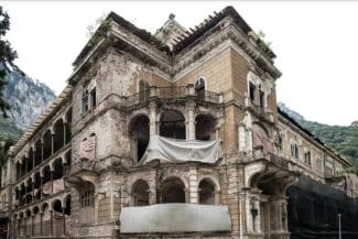Știri de azi | VIDEO Un hotel exclusivist din ‘Epoca de Aur’ a ajuns o ruină: Ce se întâmplă cu bijuteria aflată într-o celebră stațiune din țara noastră - Știri de azi | 