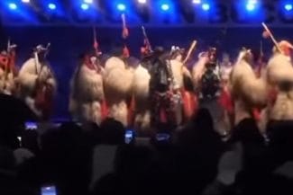 Știri de azi | VIDEO Colinde violente și îndemnuri la violență la un festival din Suceava: ‘Pregătiți furcile și topoarele că trebuie să facem revoluție’ - Știri de azi | 