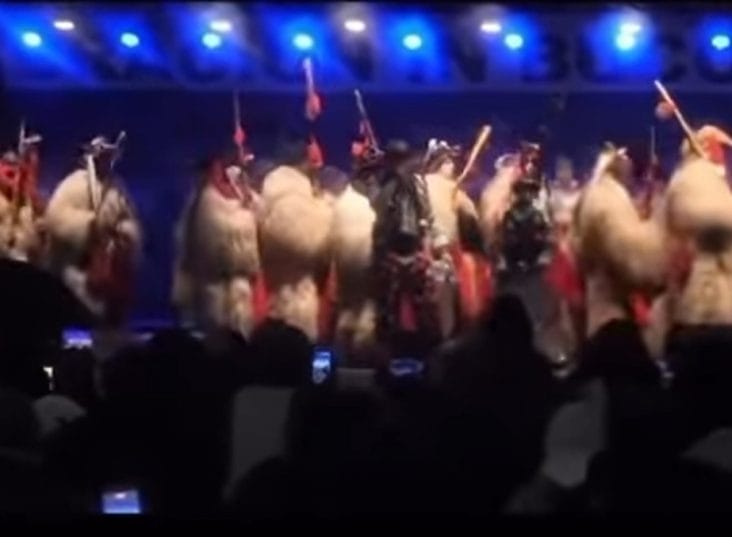 Știri de azi | VIDEO Colinde violente și îndemnuri la violență la un festival din Suceava: ‘Pregătiți furcile și topoarele că trebuie să facem revoluție’ - Știri de azi | 