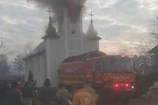 media-173548034311030600.jpg - Știri de azi Știri de azi | VIDEO Incendiu violent la o biserică greco-catolică: La fața locului intervin șapte autospeciale - Știri de azi |