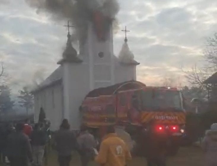 Știri de azi | VIDEO Incendiu violent la o biserică greco-catolică: La fața locului intervin șapte autospeciale - Știri de azi | 