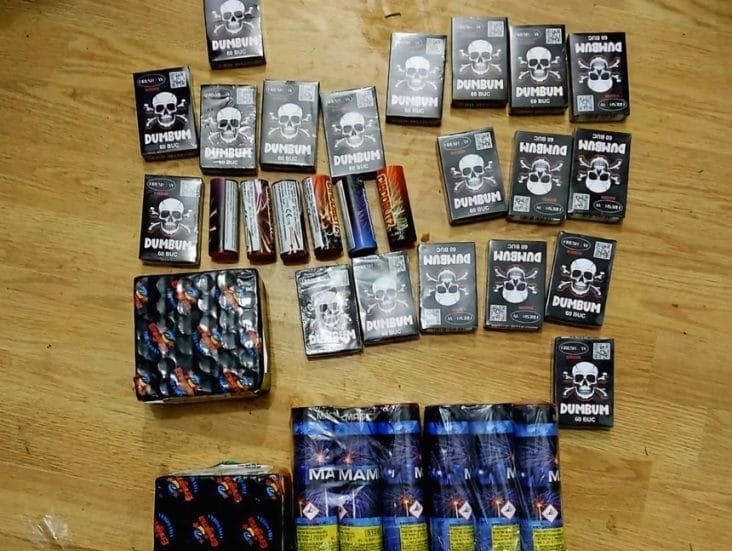 petarde-foto-ijj-dambovita.jpg - Știri de azi Știri de azi | Poliţia Capitalei, percheziţii la 75 de puncte de lucru ale firmelor autorizate să vândă articole pirotehnice – Amenzi în valoare de peste 62.000 de lei şi două dosare penale întocmite - Știri de azi |