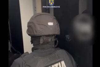 politia.jpg - Știri de azi Știri de azi | UPDATE – Alba: Bărbat reţinut după ce a postat online un video prin care îndemna la acte de violenţă în spaţiul public, după decizia CCR de anulare a alegerilor prezidenţiale / El a fost plasat sub controlul judiciar pe o durată de 60 de zile - Știri de azi |