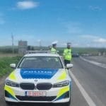 politia-rutier.jpg - Știri de azi Știri de azi | Satu Mare: O femeie şi un copil de opt ani, la spital după ce un tânăr şofer a făcut o depăşire riscantă - Știri de azi |