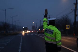 Știri de azi | UPDATE – Trafic oprit pe DN 14, în judeţul Sibiu, după ce un autoturism a intrat într-un parapet/ Şoferul a fost rănit, fiind încarcerat/ El a fost scos de pompieri, fiind transportat la spital - Știri de azi | 
