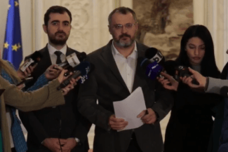 Știri de azi | USR: PSD şi PNL nu doar că i-au minţit grosolan pe români, dar se pregătesc să dea o nouă lovitură devastatoare economiei / Cerem Guvernului să nu adopte „OUG-trenuleţ” în forma comunicată de Ministerul Finanţelor - Știri de azi | 