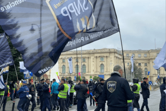 snppc.png - Știri de azi Știri de azi | Sindicatul Europol reclamă un incident la protestul din faţa Guvernului: Un şef al Jandarmeriei a folosit spray-ul iritant-lacrimogen, rănindu-l pe unul dintre poliţiştii de penitenciare – VIDEO - Știri de azi |