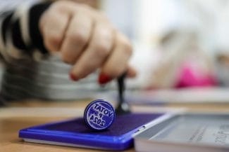 stampila-vot-parlament.jpg - Știri de azi Știri de azi | Un profesor îl îndeamnă pe Marcel Ciolacu să lase ambiguităţile şi să spună explicit că PSD nu admite nicio colaborare cu admiratorii fascismului românesc. „Guvern pro-UE şi sprijinirea candidatului pro-UE. Orice altceva e complicitate cu extremismul” - Știri de azi |