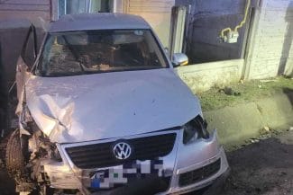 Știri de azi | Dolj: O maşină condusă de un tânăr de 19 ani a lovit un pieton, pe care l-a aruncat în şanţ / Autoturismul a intrat într-un gard şi a lovit o ţeavă de gaz - Știri de azi | 