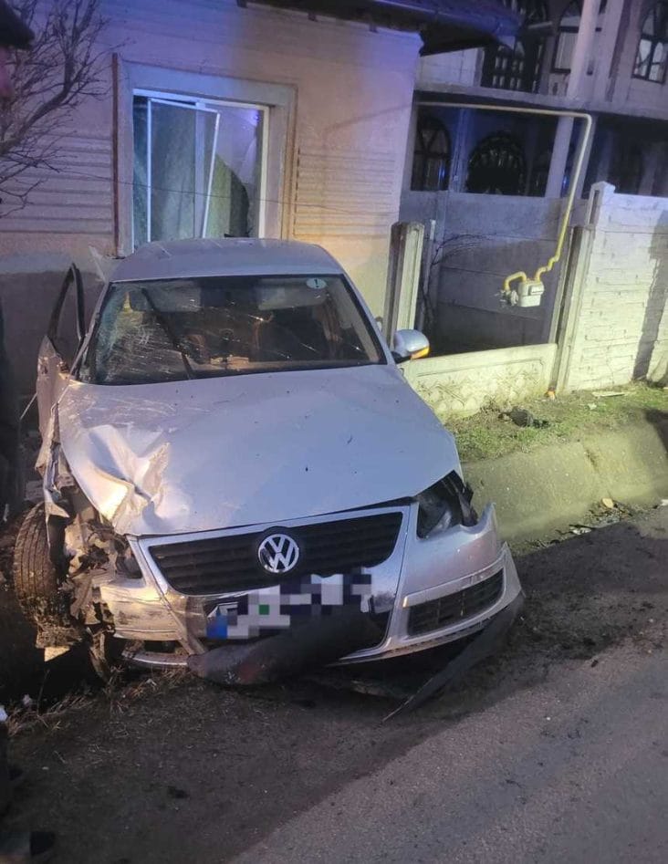 Știri de azi | Dolj: O maşină condusă de un tânăr de 19 ani a lovit un pieton, pe care l-a aruncat în şanţ / Autoturismul a intrat într-un gard şi a lovit o ţeavă de gaz - Știri de azi | 