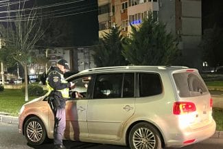 Știri de azi | Ministerul de Interne: În fiecare zi, vor acţiona aproximativ 22.500 de angajaţi MAI în minivacanţa de Revelion / 1.400 de agenţi de Poliţie Rutieră pe şosele / De Crăciun, numărul accidentelor şi al permiselor reţinute, mai scăzut faţă de anii anteriori - Știri de azi | 