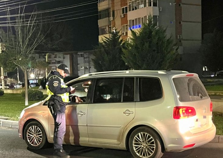 Știri de azi | Ministerul de Interne: În fiecare zi, vor acţiona aproximativ 22.500 de angajaţi MAI în minivacanţa de Revelion / 1.400 de agenţi de Poliţie Rutieră pe şosele / De Crăciun, numărul accidentelor şi al permiselor reţinute, mai scăzut faţă de anii anteriori - Știri de azi | 