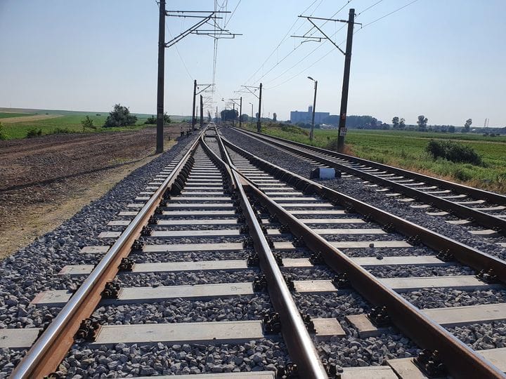 Știri de azi | CFR SA – Circulaţie feroviară restricţionată pe un fir între staţiile Orbeni – Faraoani, din cauza deraierii unui vagon din compunerea unui tren privat de marfă - Știri de azi | 