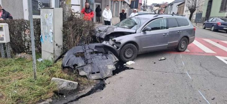 Știri de azi | Cluj: Accident cu victime, pe o stradă din Dej. Trei persoane, între care un copil de 13 ani, vor fi duse la spital - Știri de azi | 