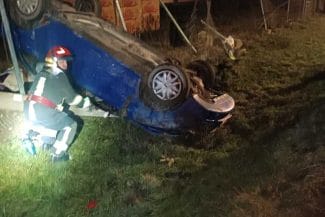 accident-sv-17-ian.jpg - Știri de azi Știri de azi | Suceava: Doi copii, transportaţi la spital după ce maşina în care se aflau a ieşit de pe şosea şi s-a răsturnat – FOTO - Știri de azi |