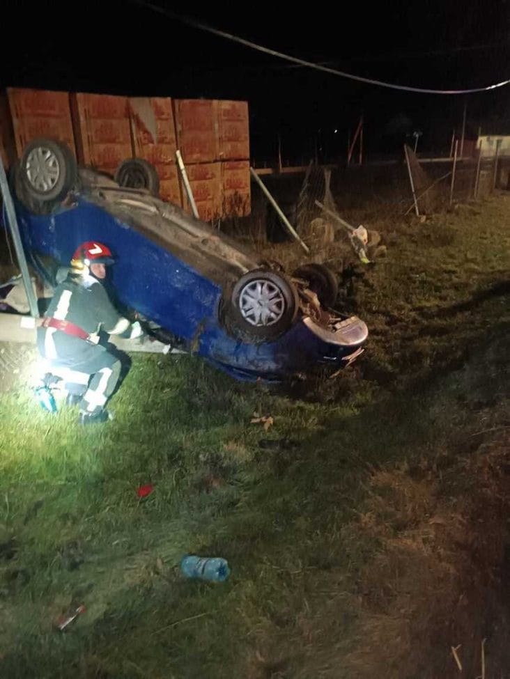 accident-sv-17-ian.jpg - Știri de azi Știri de azi | Suceava: Doi copii, transportaţi la spital după ce maşina în care se aflau a ieşit de pe şosea şi s-a răsturnat – FOTO - Știri de azi |