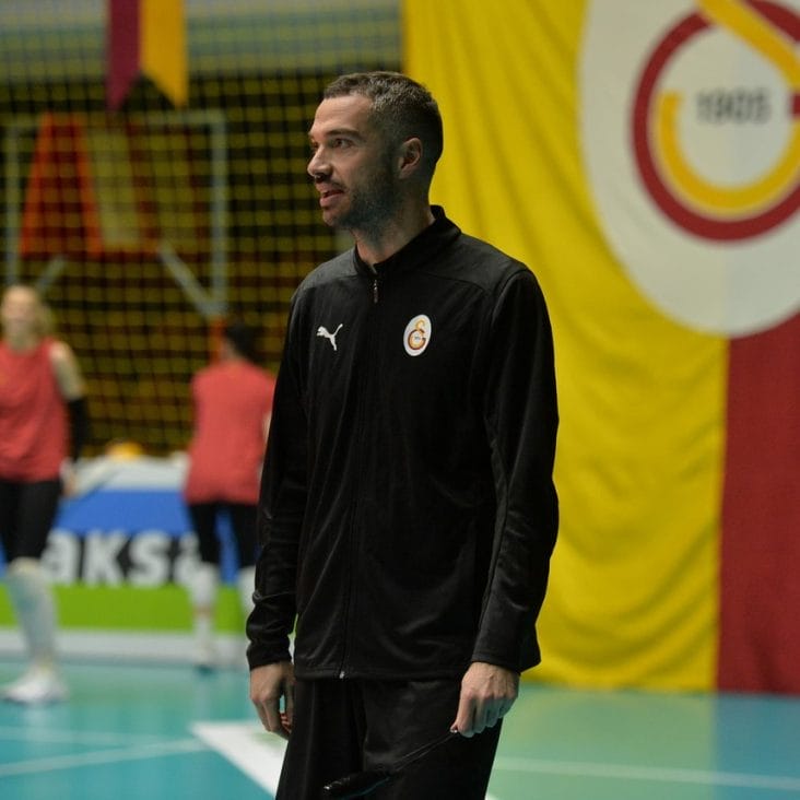 Știri de azi | Volei feminin: Numirea selecţionerului Hernandez la Blaj a lăsat CSM Bucureşti fără antrenor; Alberto Bigarelli a preluat Galatasaray - Știri de azi | 