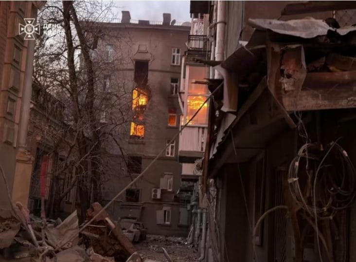 atac-drone-kiev-up.jpg - Știri de azi Știri de azi | UPDATE – Un mort la Kiev, în urma atacurilor cu drone ruseşti. Un sediu al băncii centrale a fost avariat. Peste 110 drone au fost lansate în întreaga ţară în noaptea de Anul Nou - Știri de azi |