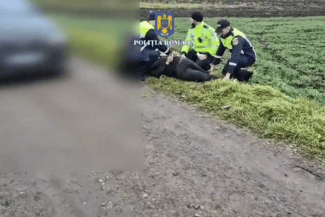 benzi.png - Știri de azi Știri de azi | Bărbat suspectat de furtul unei maşini dintr-o parcare din Tecuci, oprit de poliţişti cu Sistemul Spike/ Şoferul de 31 de ani a fost dus la Poliţie şi este cercetat pentru furt VIDEO - Știri de azi |