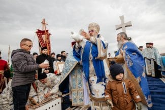 Știri de azi | Sute de persoane, la slujba de Bobotează oficială de IPS Ciprian, pe malul râului Buzău/ Crucea aruncată în apă, recuperată de un tânăr – FOTO - Știri de azi | 