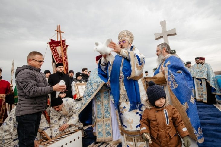 Știri de azi | Sute de persoane, la slujba de Bobotează oficială de IPS Ciprian, pe malul râului Buzău/ Crucea aruncată în apă, recuperată de un tânăr – FOTO - Știri de azi | 