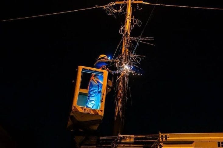 cabluri-stalpi-bucuresti.jpg - Știri de azi Știri de azi | Nicuşor Dan: Am eliminat aproximativ 300 de kilometri de cabluri aeriene pentru serviciile de telecomunicaţii de pe stâlpii Capitalei în anul care s-a încheiat/ În ultimii 4 ani, Netcity a mutat 1.300 de kilometri de cabluri aeriene în reţele subterane - Știri de azi |