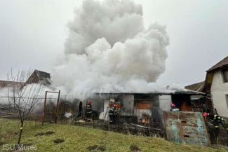 Știri de azi | Mureş: Casă de locuit, salvată de pompierii din Reghin, după ce un atelier din apropiere a luat foc - Știri de azi | 
