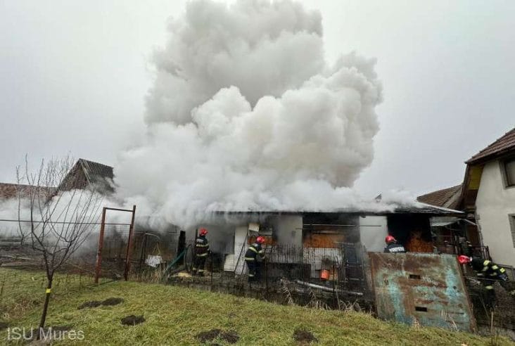 Știri de azi | Mureş: Casă de locuit, salvată de pompierii din Reghin, după ce un atelier din apropiere a luat foc - Știri de azi | 