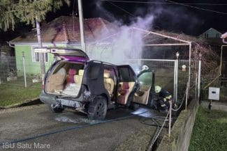 cassa1.jpeg - Știri de azi Știri de azi | Satu Mare: Maşină incendiată în faţa unei case - Știri de azi |
