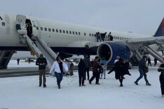 curtis-james-cnn.jpg - Știri de azi Știri de azi | Pasageri evacuaţi pe tobogan după ce decolarea unui zbor Delta a fost întreruptă pe aeroportul din Atlanta din cauza unei probleme la motor - Știri de azi |