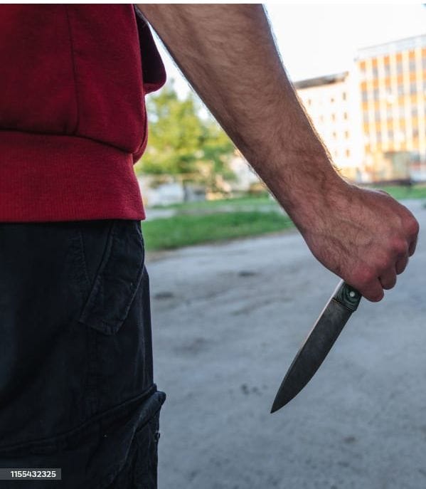 Știri de azi | Româncă de 39 de ani, înjunghiată de soţ în parcarea unui supermarket din provincia italiană Bergamo. Clienţii magazinului au încercat să-l oprească aruncând cu pietre în el. Femeia e în stare gravă la spital, bărbatul a fost încarcerat - Știri de azi | 