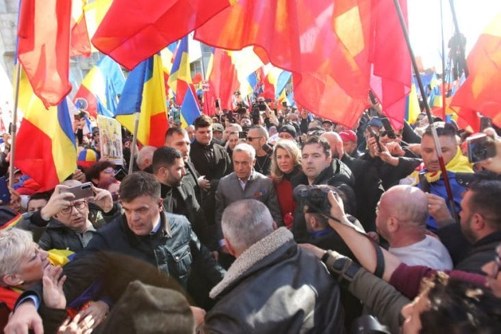 Știri de azi | UPDATE – Sute de persoane s-au adunat în Parcul Tineretului din Capitală, la apelul lui Călin Georgescu de Ziua Unirii /Manifestanţii au ajuns în marş în Piaţa Victorei/ Ciocniri între jandarmi şi manifestanţi, petardă aruncată din mulţime – FOTO - Știri de azi | 
