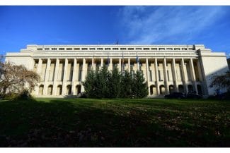 gov-cladire.jpg - Știri de azi Știri de azi | Salariaţii din sectorul public vor începe luna mai cu o minivacanţă. Guvernul a stabilit ca ziua de vineri, 2 mai, să fie zi liberă pentru ei, iar ziua de joi, 1 mai e sărbătoare legală / Cum va fi recuperată ziua liberă - Știri de azi |
