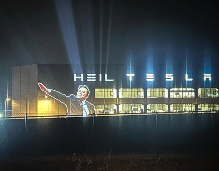 Știri de azi | Activişti germani de la ”Centrul de Frumuseţe Politică” denunţă salutul lui Musk proiectându-l pe fabrica Tesla de lângă Berlin. ”Cumpăraţi o Tesla, susţineţi fascismul!”. ”Vrem să organizăm distrugerea lui Elon Musk în mod artistic” - Știri de azi | 