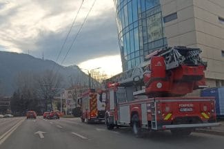 Știri de azi | Intervenţie a pompierilor pentru stingerea unui incendiu izbucnit la o sucursală a unei bănci, în municipiul Braşov - Știri de azi | 