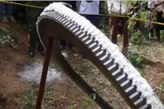 inel-spatial-kenya-cnn.jpg - Știri de azi Știri de azi | Un inel uriaş, roşu aprins, a căzut din cer într-un sat din Kenya - Știri de azi |