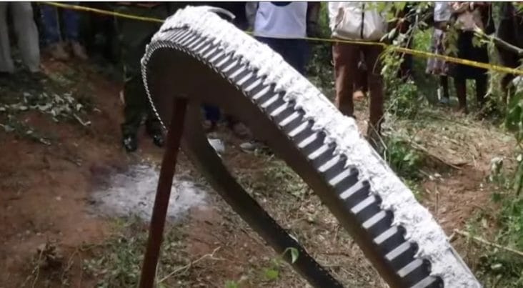 inel-spatial-kenya-cnn.jpg - Știri de azi Știri de azi | Un inel uriaş, roşu aprins, a căzut din cer într-un sat din Kenya - Știri de azi |