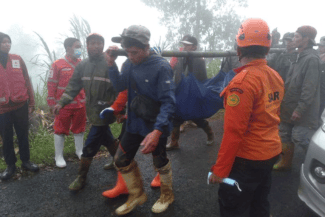 java-alunecare-de-teren-tw5.png - Știri de azi Știri de azi | Cel puţin 16 morţi, zece răniţi şi cinci dispăruţi pe Insula indoneziană Java, în urma unei alunecări de teren cauzată de ploi puternice - Știri de azi |