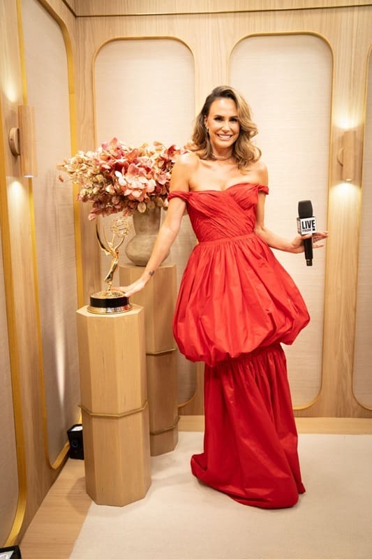 Știri de azi | Sosirea vedetelor pe covorul roşu de la Globurile de Aur, difuzată de E!, de la ora 22.00 - Știri de azi | 