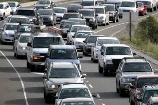 masini-trafic.jpg - Știri de azi Știri de azi | Giganţii auto se confruntă cu unele alegeri dureroase în cursa pentru a evita amenzi uriaşe în UE pentru emisiile vehiculelor - Știri de azi |